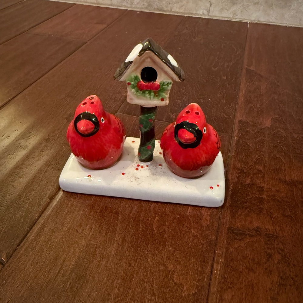 Pier 1 Pier One Cardinal Lamppost Christmas Salt & Pepper Shaker Set
